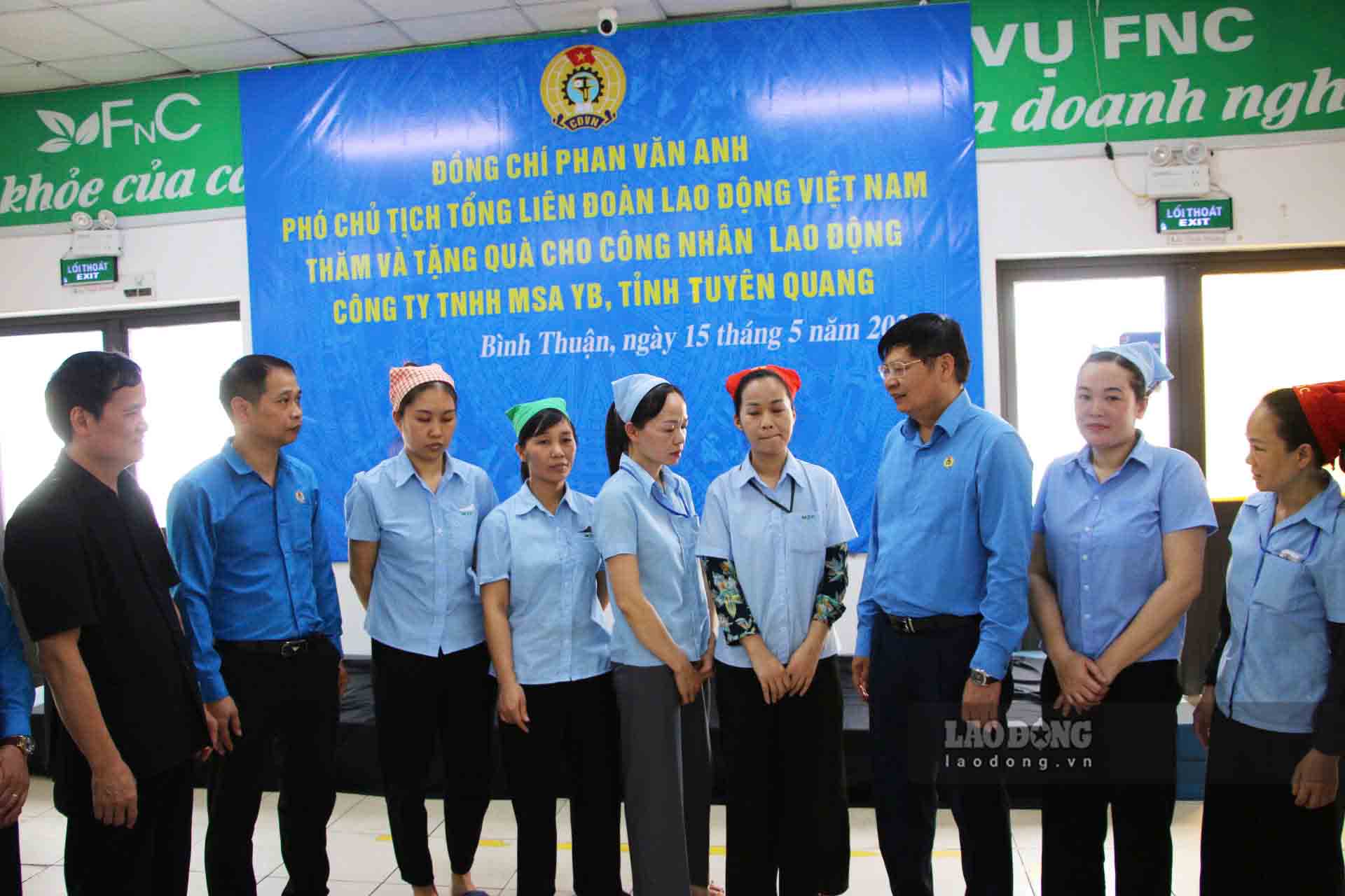 Vice President of the Vietnam General Confederation of Labor Phan Van Anh and the working delegation visit and give gifts to workers in Tuyen Quang province. Photo: Nguyen Tung