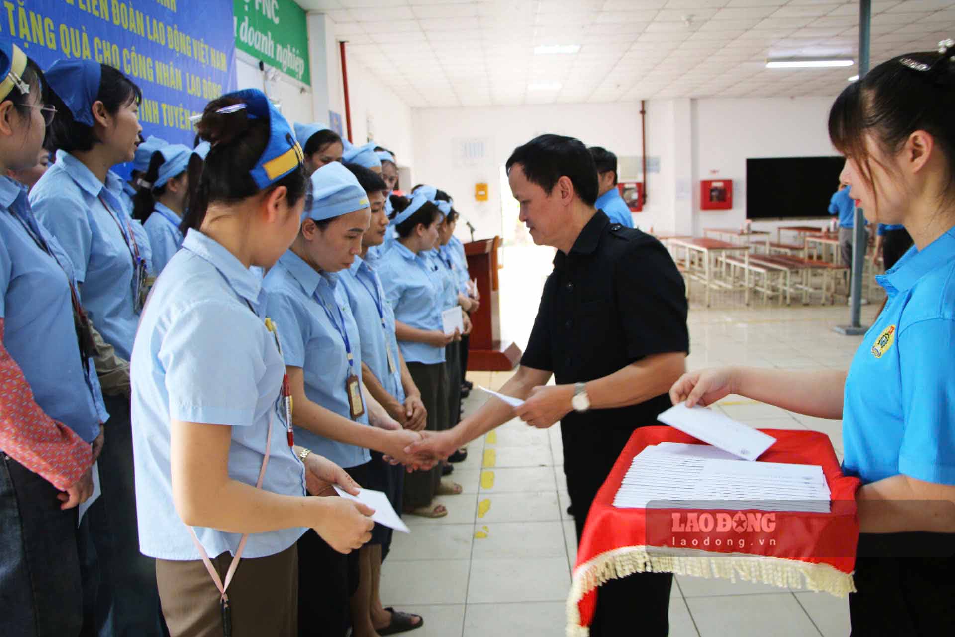 Ông Triệu Tài Phong - Chủ tịch LĐLĐ tỉnh Tuyên Quang tặng quà công nhân lao động.