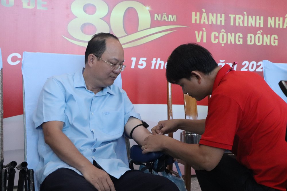 Ca Mau Provincial Party Secretary Nguyen Ho Hai participates in humanitarian blood donation. Photo: Nhat Ho.