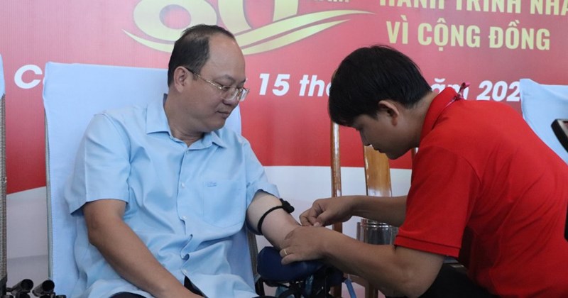 Bí thư, Chủ tịch và lãnh đạo Cà Mau hiến máu nhân đạo