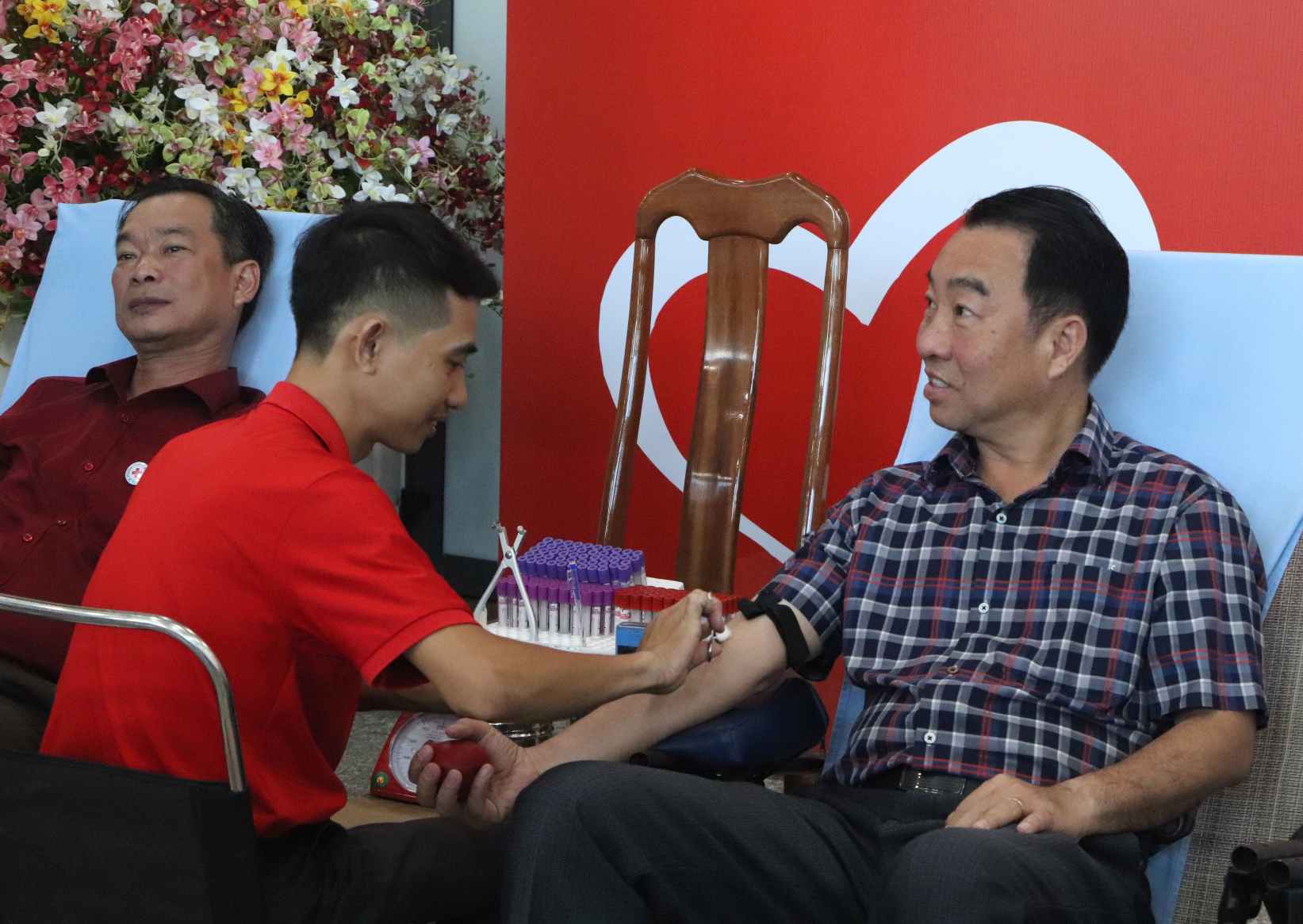 Chủ tịch UBND tỉnh Cà Mau Lữ Quang Ngời tham gia hiến máu. Ảnh: Nhật Hồ.