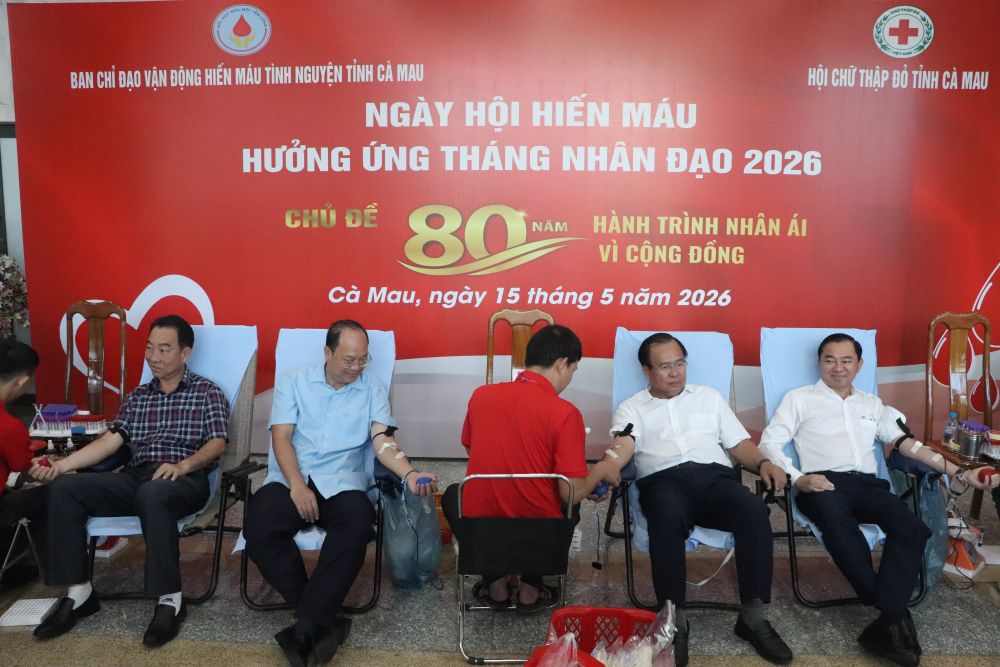Bí thư Tỉnh uỷ cũng lãnh đạo tỉnh Cà Mau tham gia hiến máu nhân đạo. Ảnh: Nhật Hồ.