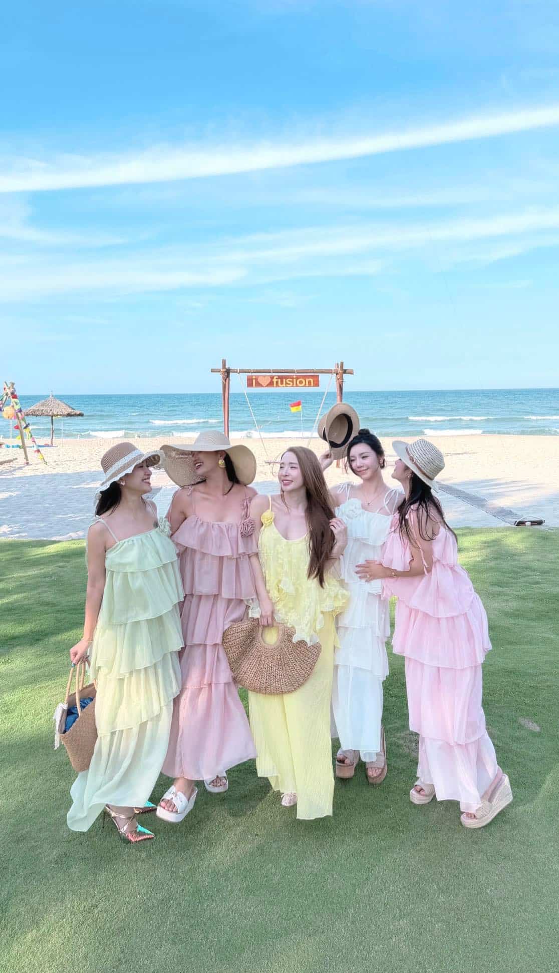 Quỳnh Kool cùng hội bạn thân gồm Lã Thanh Huyền, Quỳnh Nga và Vân Hugo tại biển Đà Nẵng. Ảnh NVCC
