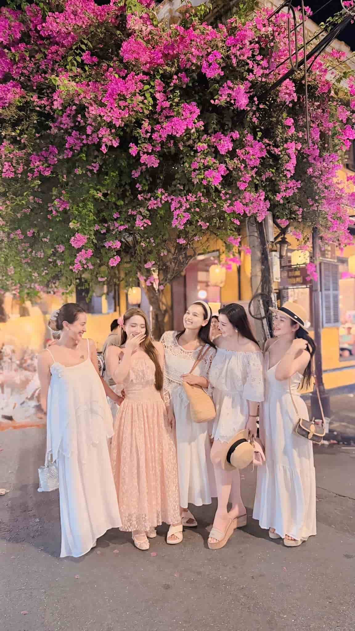 Hội mỹ nhân cũng chia sẻ loạt ảnh check-in tại Hội An. Ảnh Nghệ sĩ cung cấp