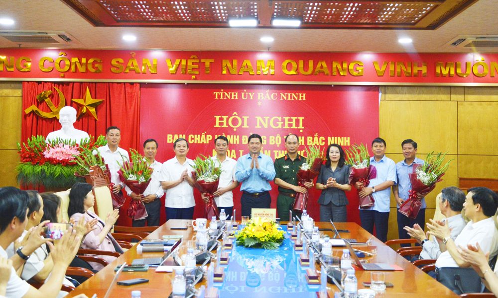 Leaders of Bac Ninh province congratulate personnel who have been transferred, arranged, and assigned new tasks. Photo: VNA