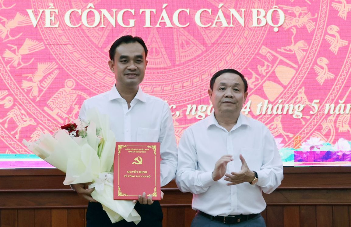 Ban Thường vụ Tỉnh ủy Đồng Tháp công bố và trao quyết định về công tác cán bộ tại Đảng ủy phường Sa Đéc. Ảnh: Cổng thông tin điện tử tỉnh Đồng Tháp