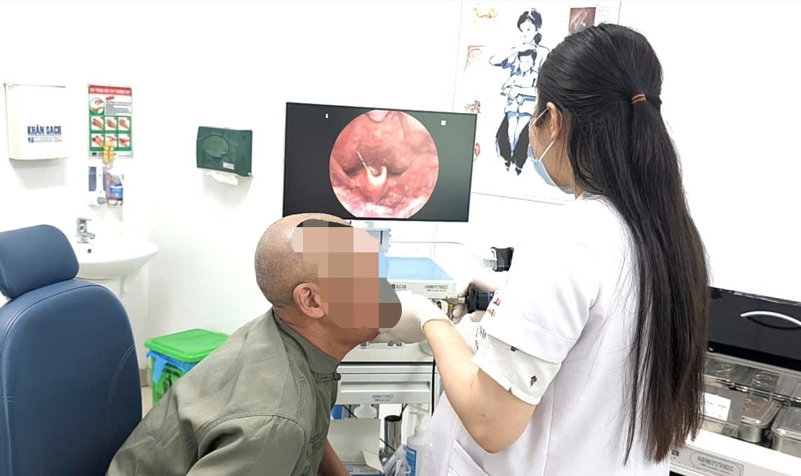 日光浴後、氷を噛む習慣のために気道を塞がれそうになった男性。写真:タイン・ダン