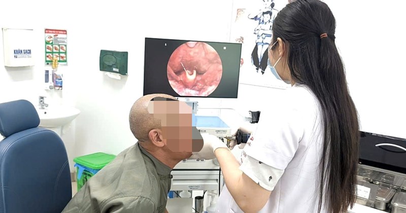 Thói quen nhai đá sau tắm nắng suýt cướp mạng người đàn ông