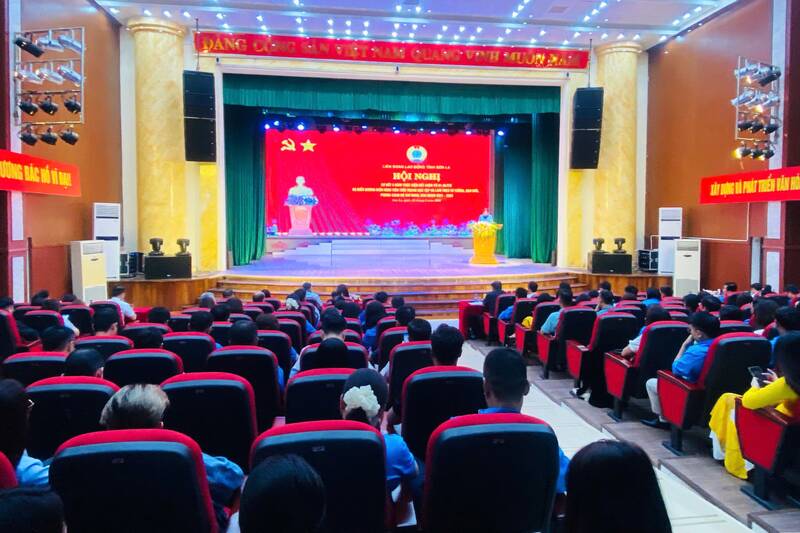 Hội nghị sơ kết 5 năm thực hiện Kết luận số 01 của Bộ Chính trị, biểu dương các tập thể, cá nhân của Liên đoàn Lao động tỉnh Sơn La. Ảnh: Trường Sơn