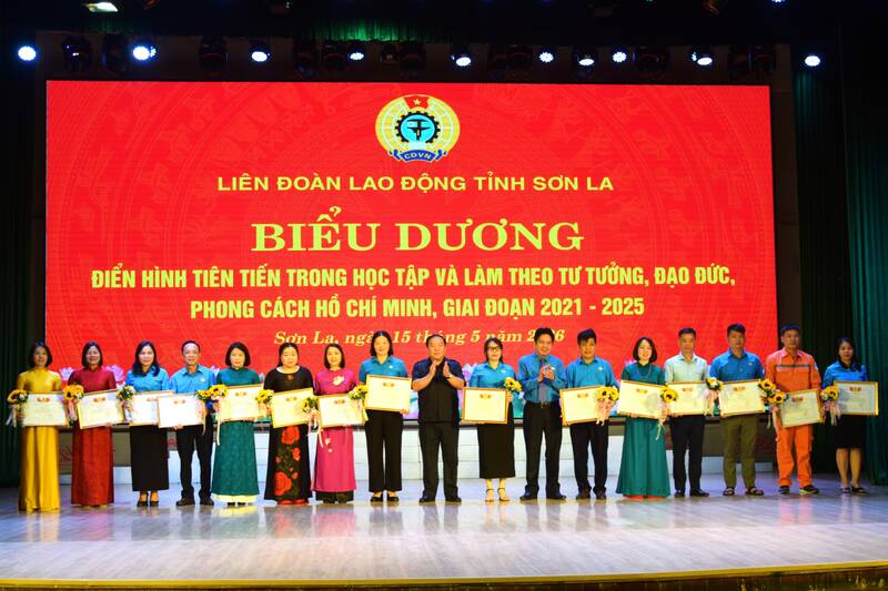 Lãnh đạo tỉnh và Liên đoàn Lao động tỉnh Sơn La tặng Bằng khen chuyên đề cho các tập thể có thành tích xuất sắc trong học tập và làm theo tư tưởng, đạo đức, phong cách Hồ Chí Minh giai đoạn 2021-2025. Ảnh: Trường Sơn
