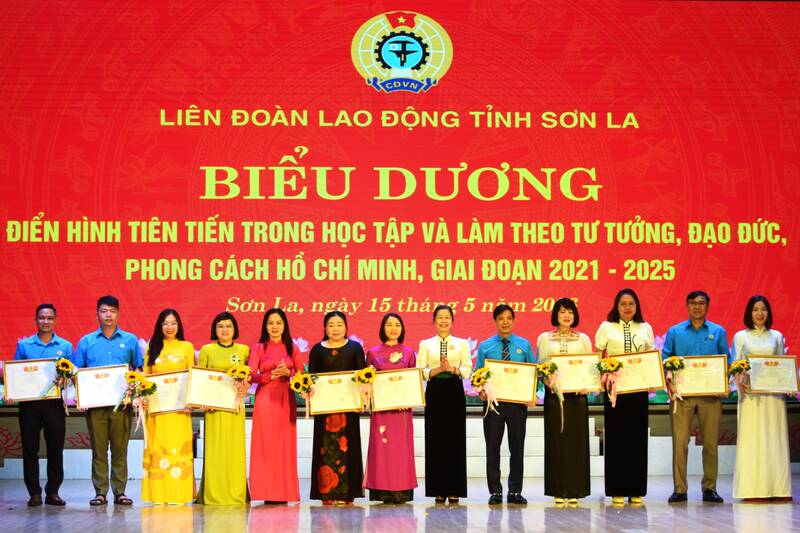 Lãnh đạo tỉnh và Liên đoàn Lao động tỉnh Sơn La tặng Bằng khen chuyên đề cho các cá nhân có thành tích xuất sắc trong học tập và làm theo tư tưởng, đạo đức, phong cách Hồ Chí Minh giai đoạn 2021-2025. Ảnh: Trường Sơn
