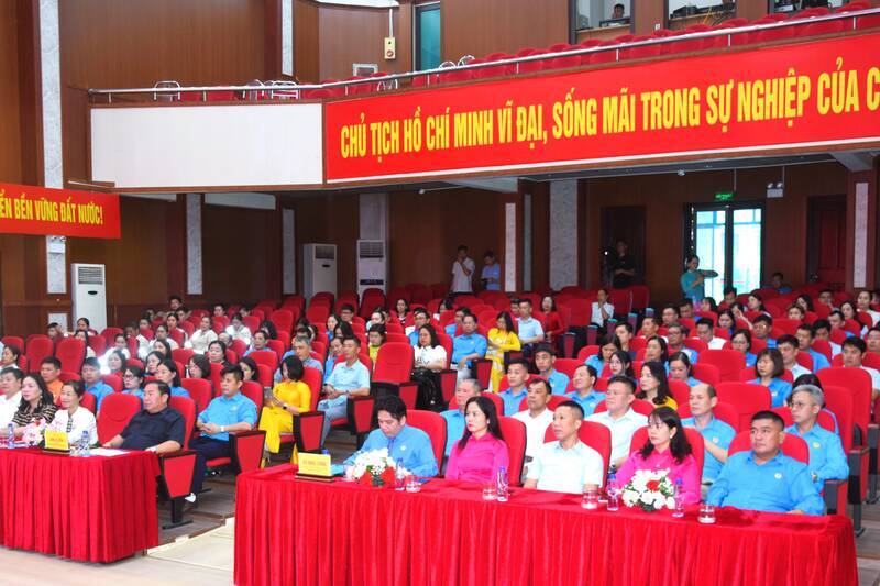 Delegates attending the 5-year preliminary review conference of Conclusion No. 01 of the Politburo, praising collectives and individuals of the Son La Provincial Labor Federation. Photo: Truong Son