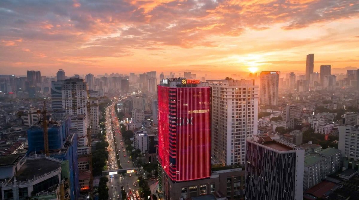 Khoảnh khắc đón bình minh trở thành biểu tượng cho tinh thần luôn hướng về phía trước. Ảnh: ROX Group