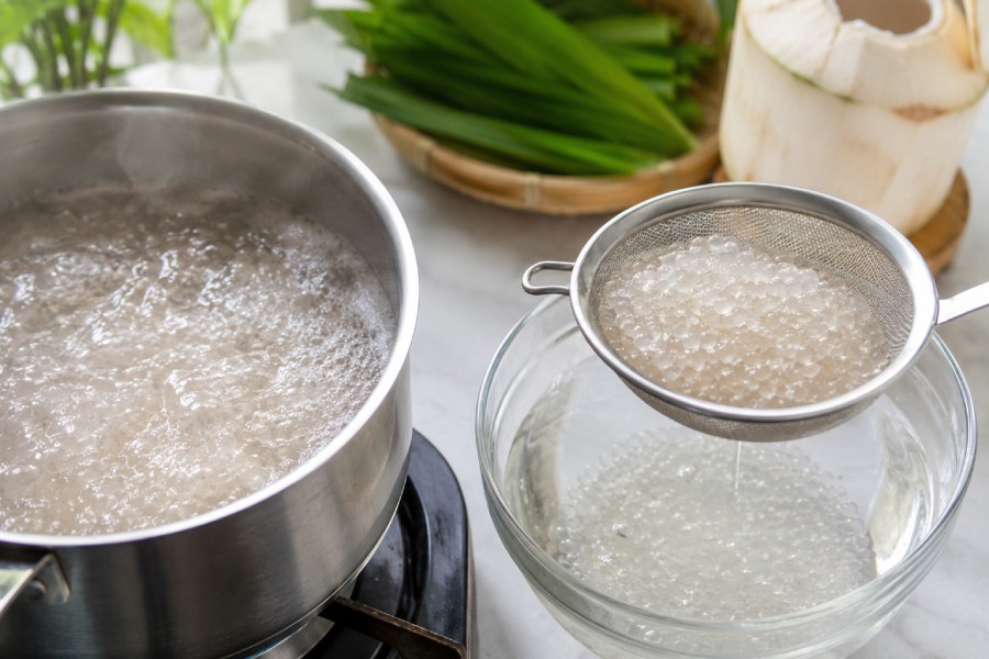 Bột báng được luộc đến khi trong và ngâm nước lạnh để giữ độ dai mềm. Ảnh: Thùy Linh