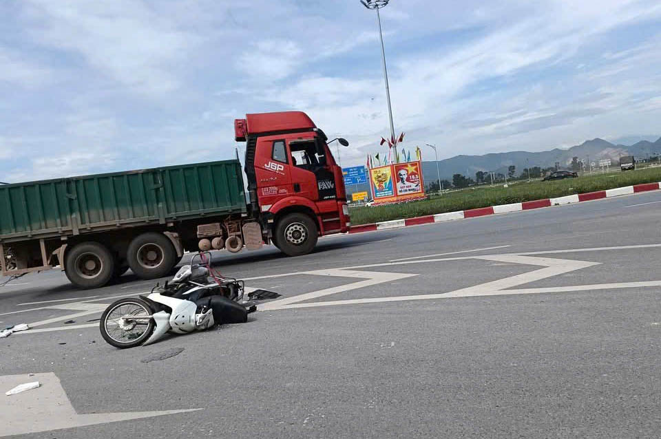 Scene of the collision with a dump truck at the roundabout of the highway intersection in Toan Luu commune, killing a woman riding a motorbike. Photo: Hoang Anh