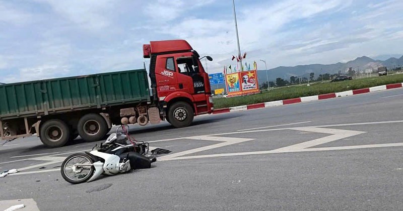 Va chạm xe tải trên cao tốc, một phụ nữ đi xe máy tử vong