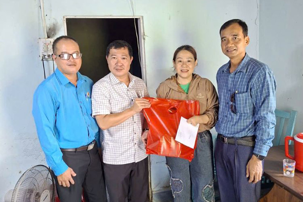 La delegación de trabajo del Consejo de Seguridad e Higiene Laboral de la provincia de Gia Lai visita y entrega regalos a los trabajadores que sufrieron accidentes laborales en la zona. Foto: Huy Trang