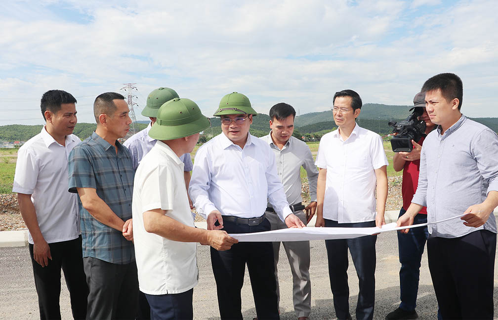 El Vicepresidente del Comité Popular Provincial de Nghe An, Phung Thanh Vinh, inspecciona el Proyecto del Parque Industrial Dien Thang, comuna de Minh Chau. Foto: Phan Quynh