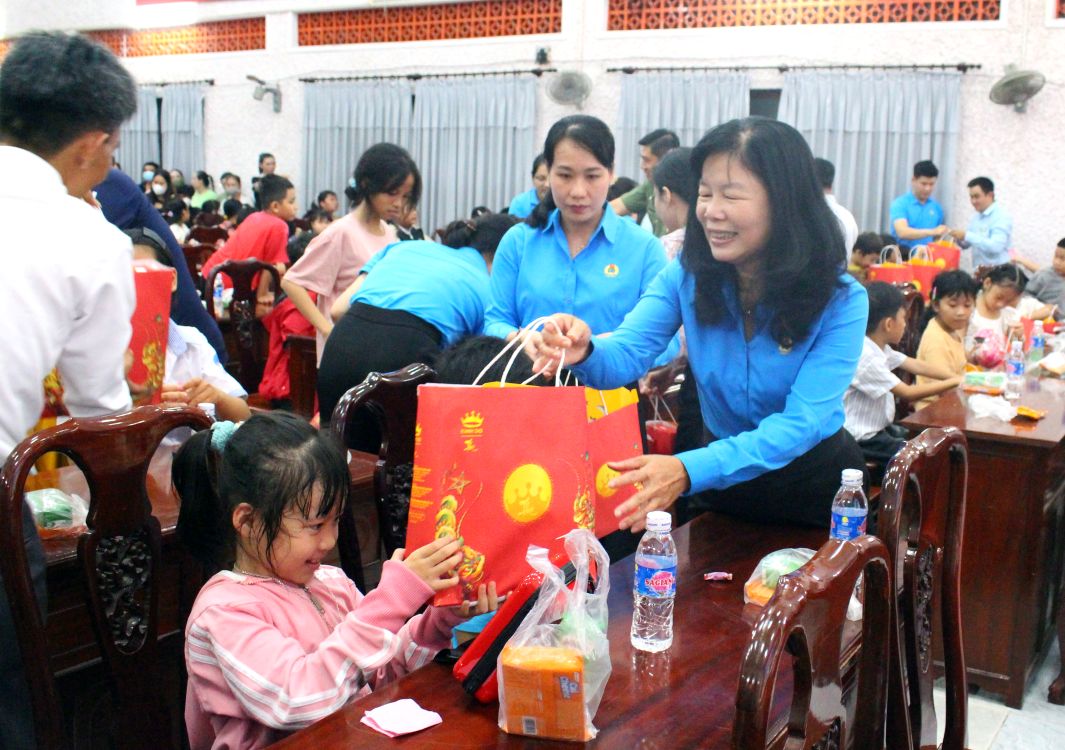 Chủ tịch Liên đoàn Lao động tỉnh Đồng Tháp Huỳnh Thị Tuyết Vui tặng quà cho thiếu nhi con đoàn viên, công nhân, lao động dịp Tết Trung thu. Ảnh: Thanh Mai