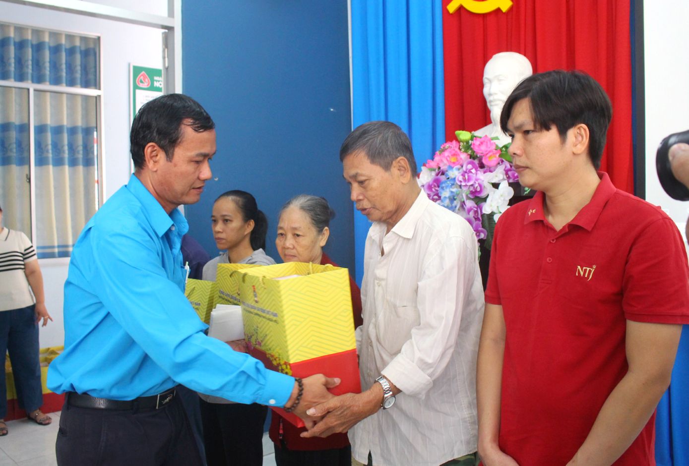 Phó Chủ tịch Thường trực Liên đoàn lao động tỉnh Đồng Tháp Hoàng Khắc Tinh tặng quà Tết cho người lao động. Ảnh: Thanh Mai