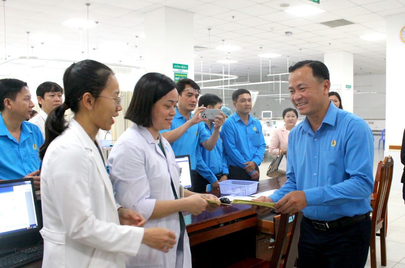 Phó Chủ tịch Liên đoàn Lao động tỉnh Đồng Tháp Nguyễn Thanh Tuấn tặng quà cho lực lượng thầy thuốc làm việc đêm Giao thừa 2026. Ảnh: Thanh Mai