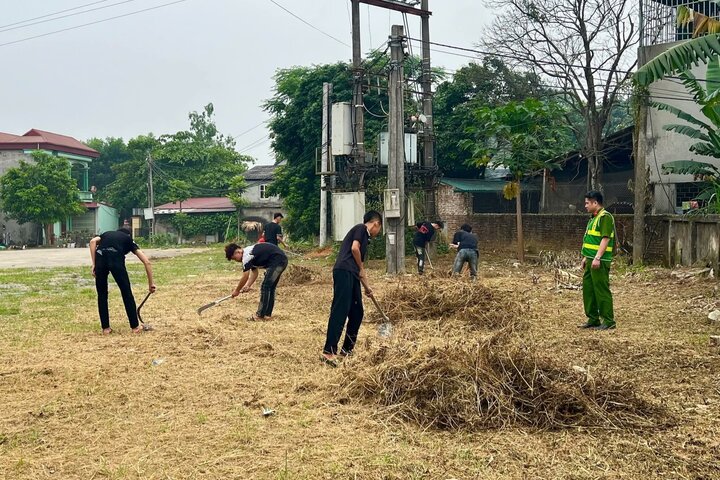 Useful "summer extra classes" for children "with signs of being unruly" of the Commune Police. Photo: Hoang Cuong Commune Police