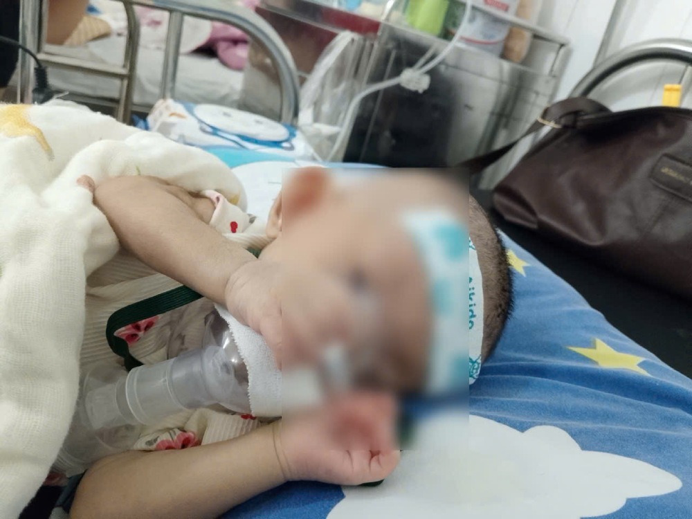 Baby Huyen is being treated at Hue Central Hospital, the young mother is frantically worried about money to save her child... Photo: Family provided