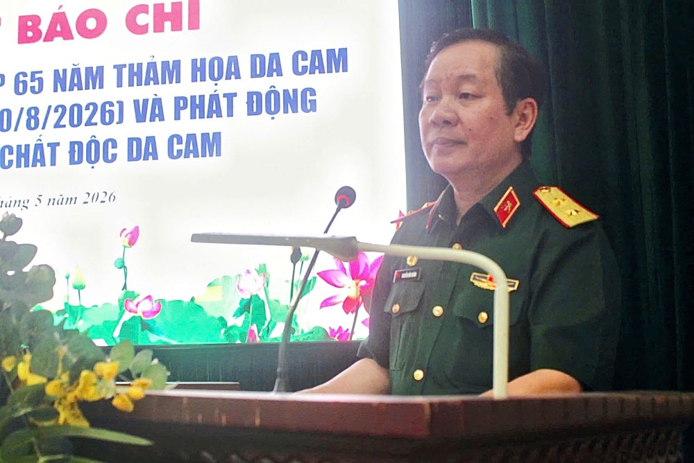 Trung tướng Nguyễn Hữu Chính - Chủ tịch Hội Nạn nhân chất độc da cam/dioxin Việt Nam phát biểu tại họp báo. Ảnh: Quỳnh Chi