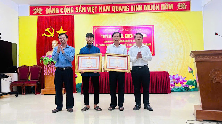 The father and son were awarded certificates of merit by the Prime Minister for saving people on the river. Photo: Thanh Linh