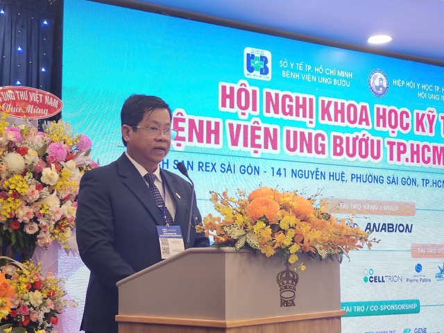 GS.TS.BS Diệp Bảo Tuấn chia sẻ tại Hội nghị Khoa học kỹ thuật Bệnh viện Ung bướu TPHCM. Ảnh: BVCC