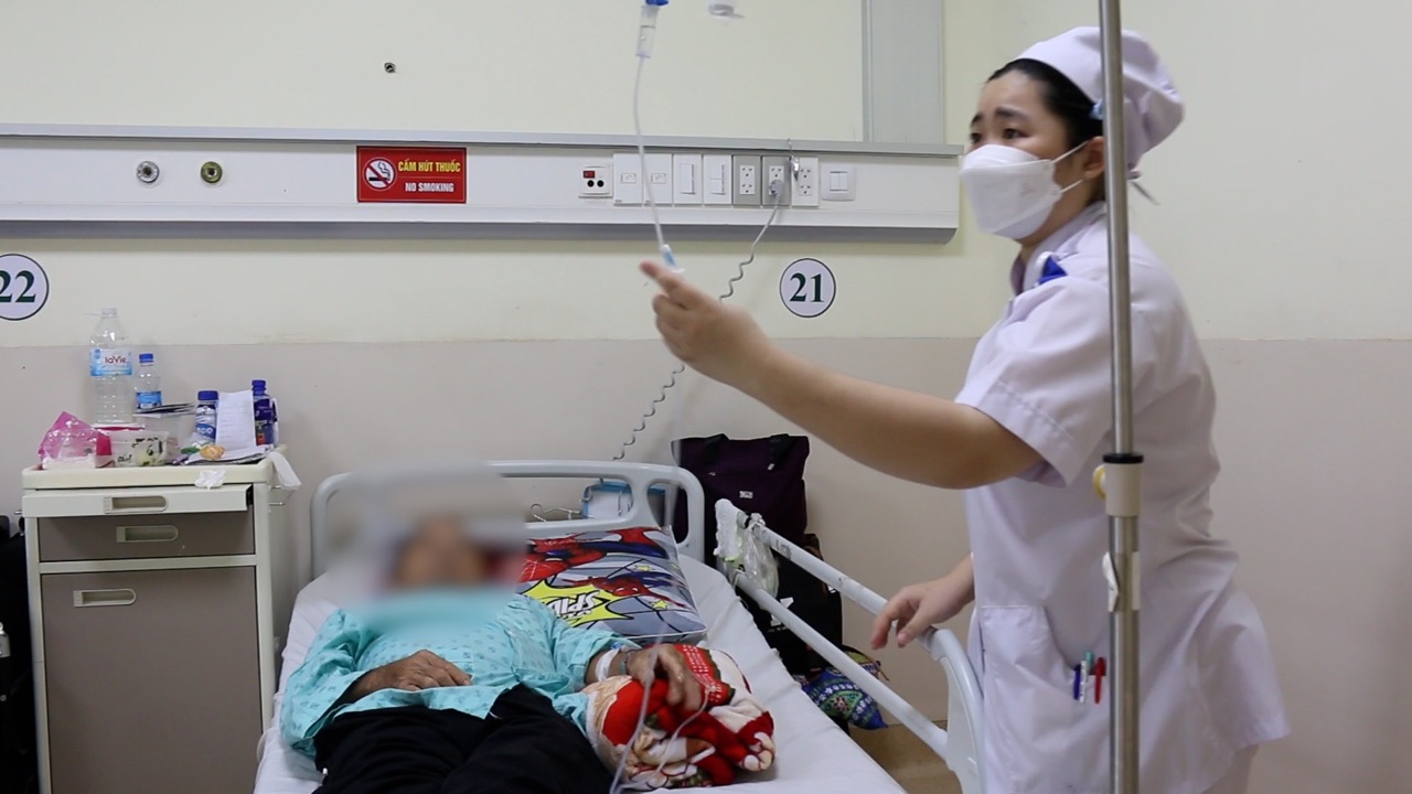 Combining traditional and modern medicine to treat cancer helps increase the recovery ability of patients. Photo: Nguyen Ly