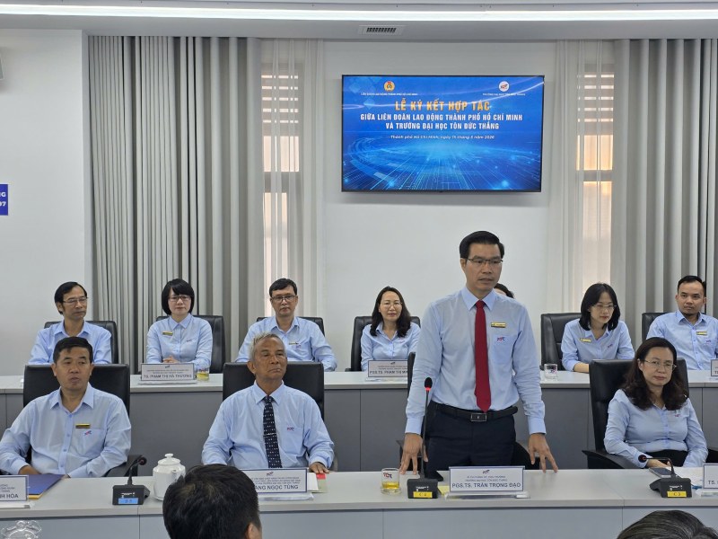 PGS.TS Trần Trọng Đạo, Bí thư Đảng ủy, Hiệu trưởng TDTU (người đứng) - phát biểu tại lễ ký kết. Ảnh: Nam Dương