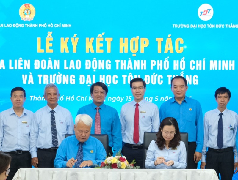 Representatives of the Ho Chi Minh City Labor Federation and Ton Duc Thang University signed a cooperation agreement to improve vocational skills and digital capacity for workers. Photo: Nam Duong