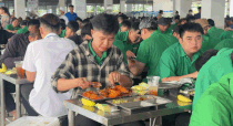 Workers of Unisoll Vina Co., Ltd. enjoy a 60,000 VND trade union meal in a joyful atmosphere. Photo: Hoang Loc