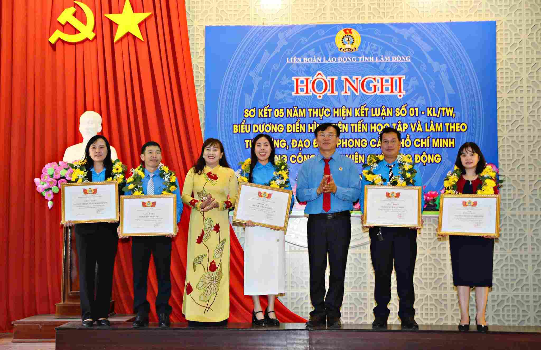 Ban tổ chức Lãnh đạo Ban Tuyên giáo và Dân vận, Liên đoàn Lao động tỉnh tặng Bằng khen cho 5 tập thể có thành tích xuất sắc trong học tập và làm theo tư tưởng, đạo đức, phong cách Hồ Chí Minh giai đoạn 2021 - 2026. Ảnh: Chính Thành 