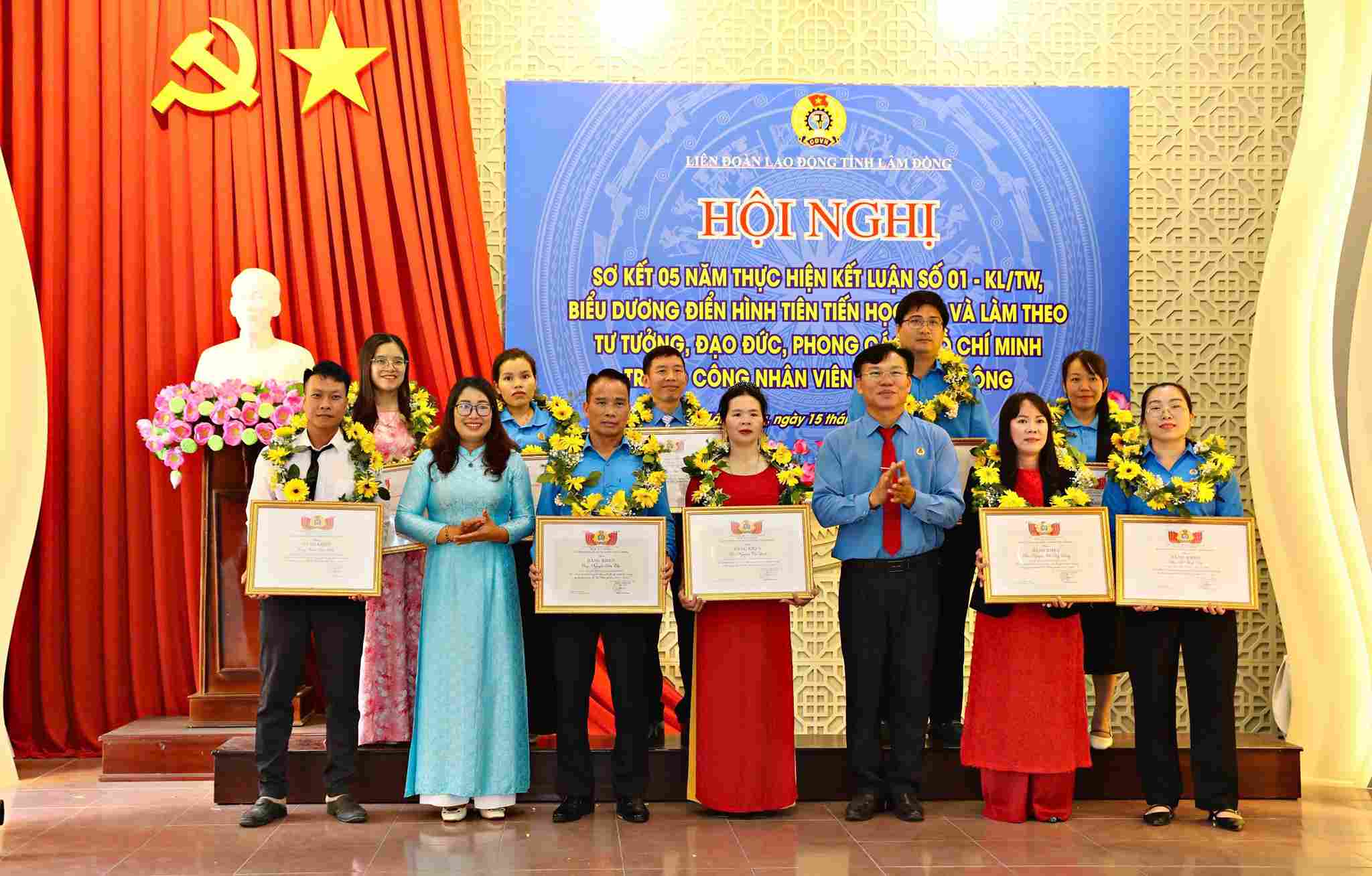 Individuals who are workers, civil servants, and laborers receive Certificates of Merit from the Executive Committee of the Provincial Labor Federation. Photo: Chinh Thanh