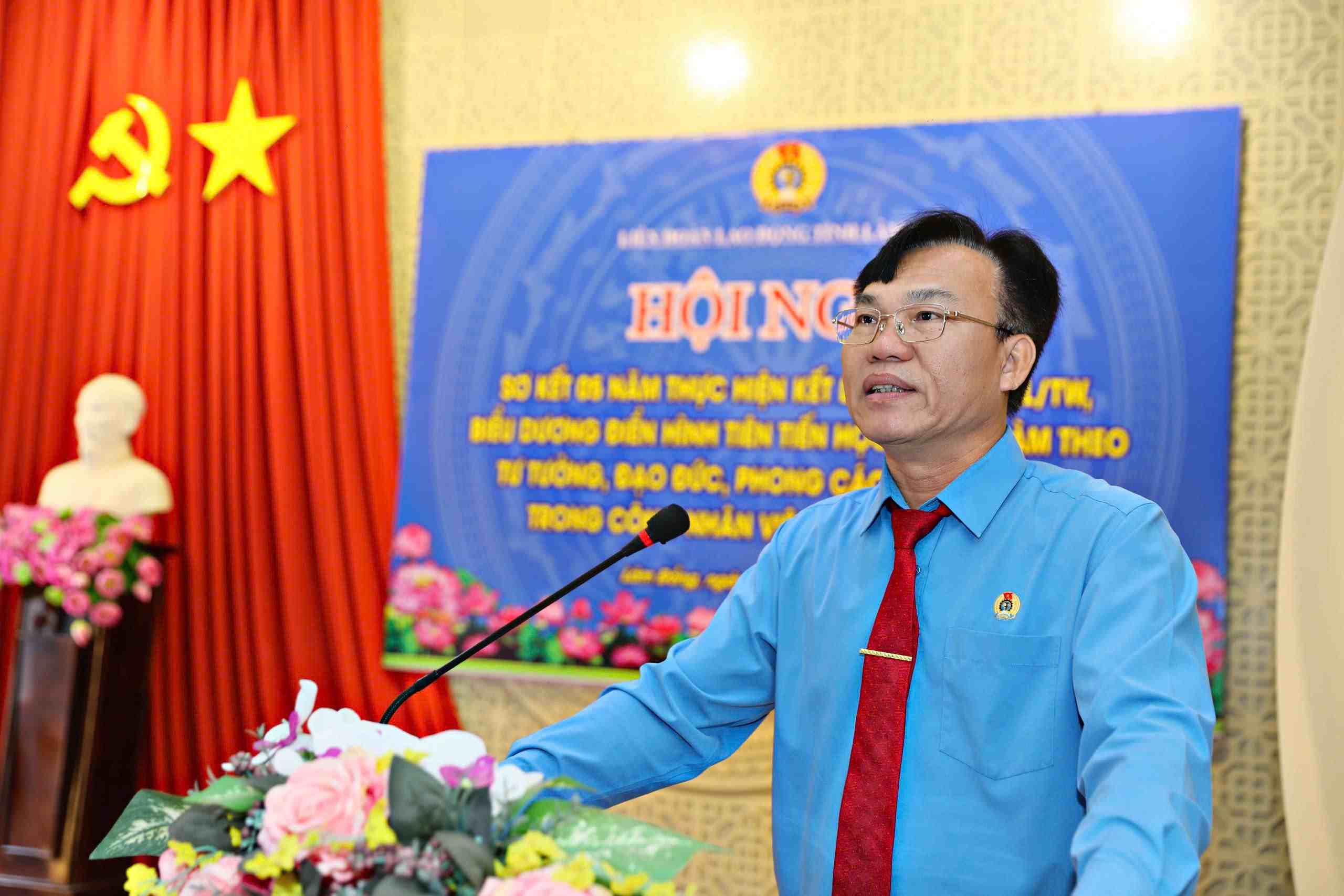 Ông Đoàn Văn Sự - Phó Chủ tịch Liên đoàn Lao động tỉnh Lâm Đồng phát biểu tại hội nghị. Ảnh: Chính Thành 