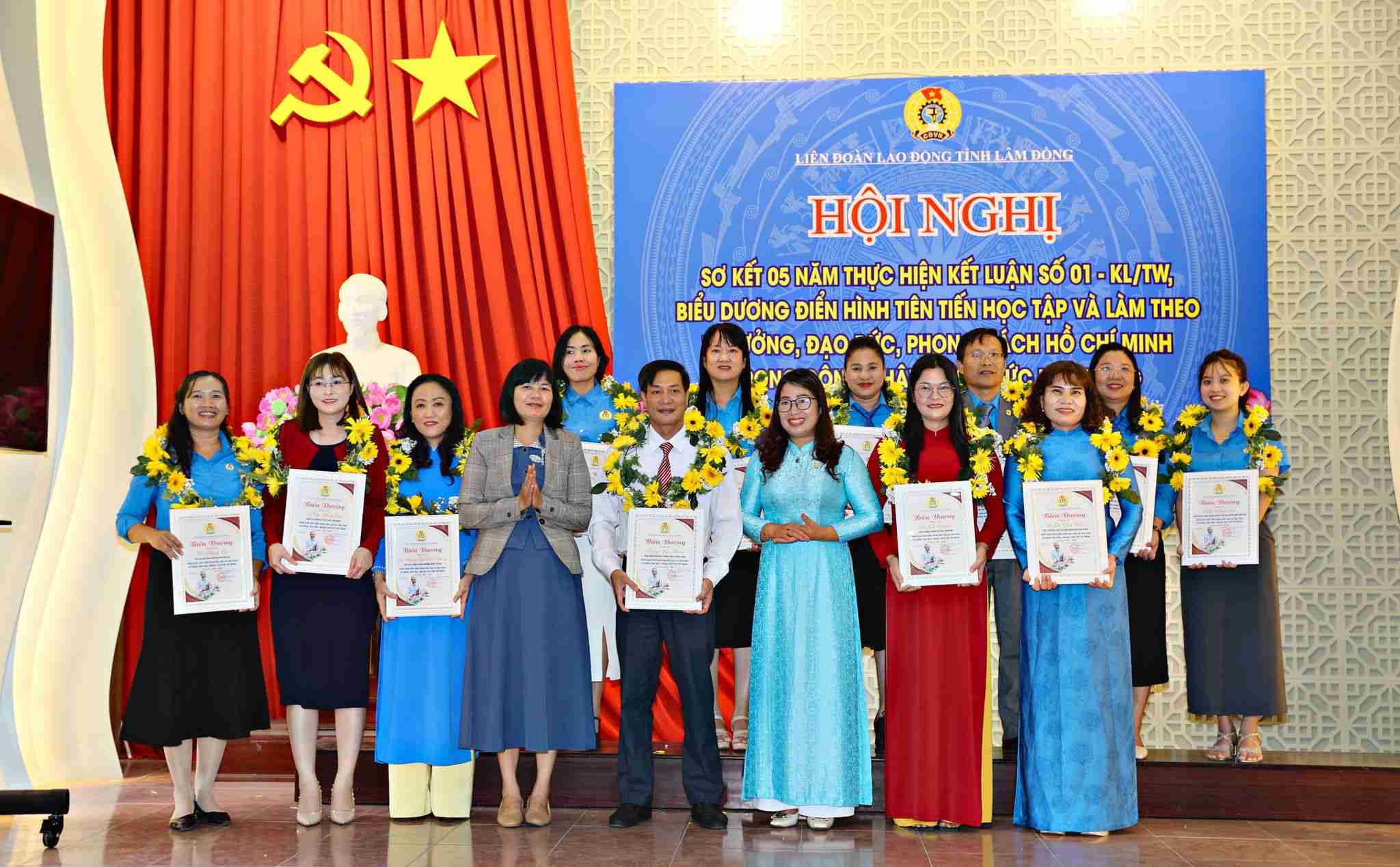 Liên đoàn Lao Động tỉnh Lâm Đồng biểu dương tập thể có thành tích xuất sắc trong học tập và làm theo Bác giai đoạn 2021 - 2026. Ảnh: Chính Thành 