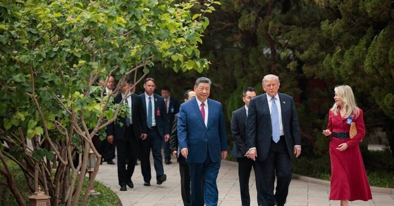 Donald Trump rời Trung Quốc, Tập Cận Bình hứa tặng hạt giống hoa hồng