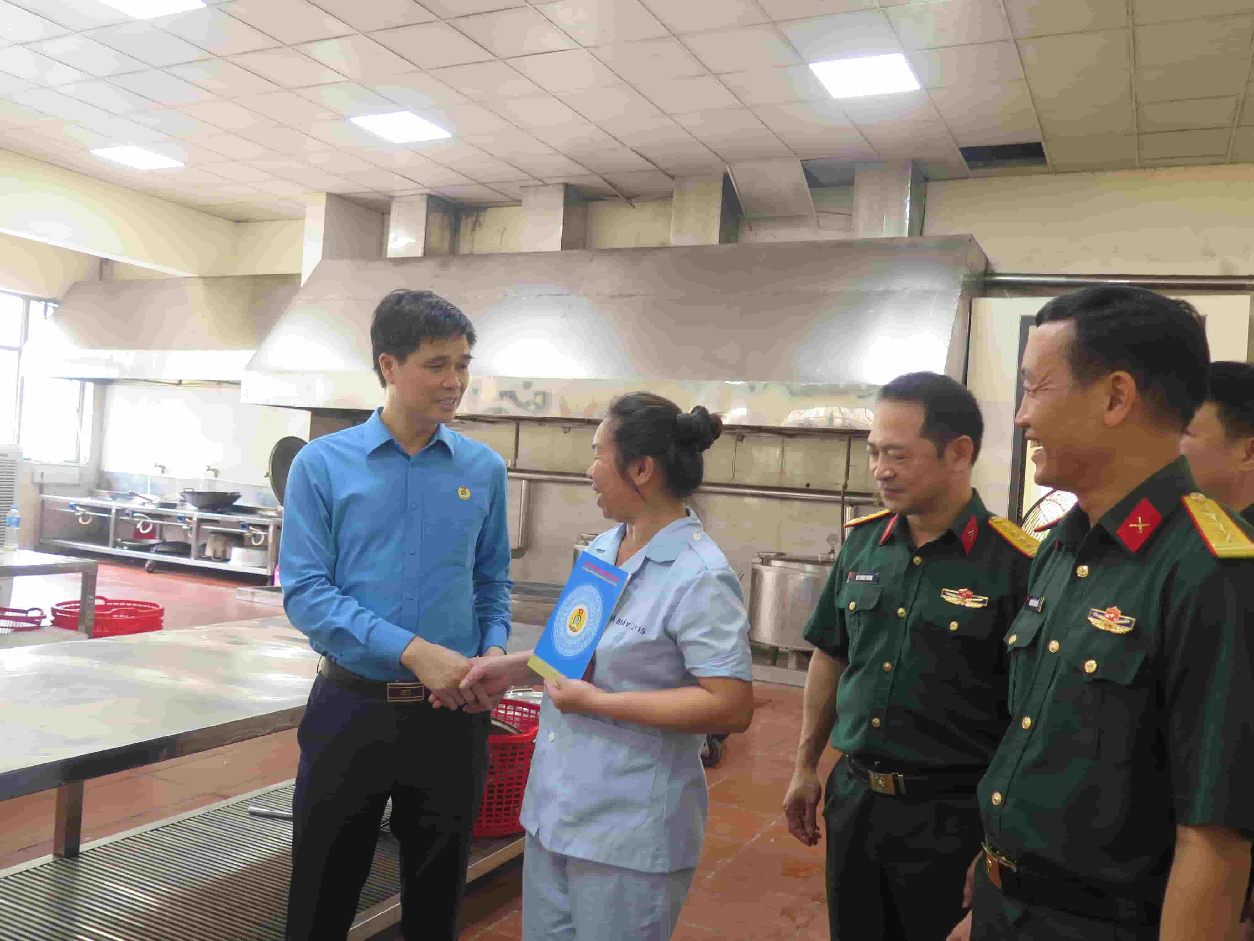 Đoàn trực tiếp đến kiểm tra công tác an toàn vệ sinh thực phẩm tại bếp ăn và tặng quà cho người lao động Nhà máy