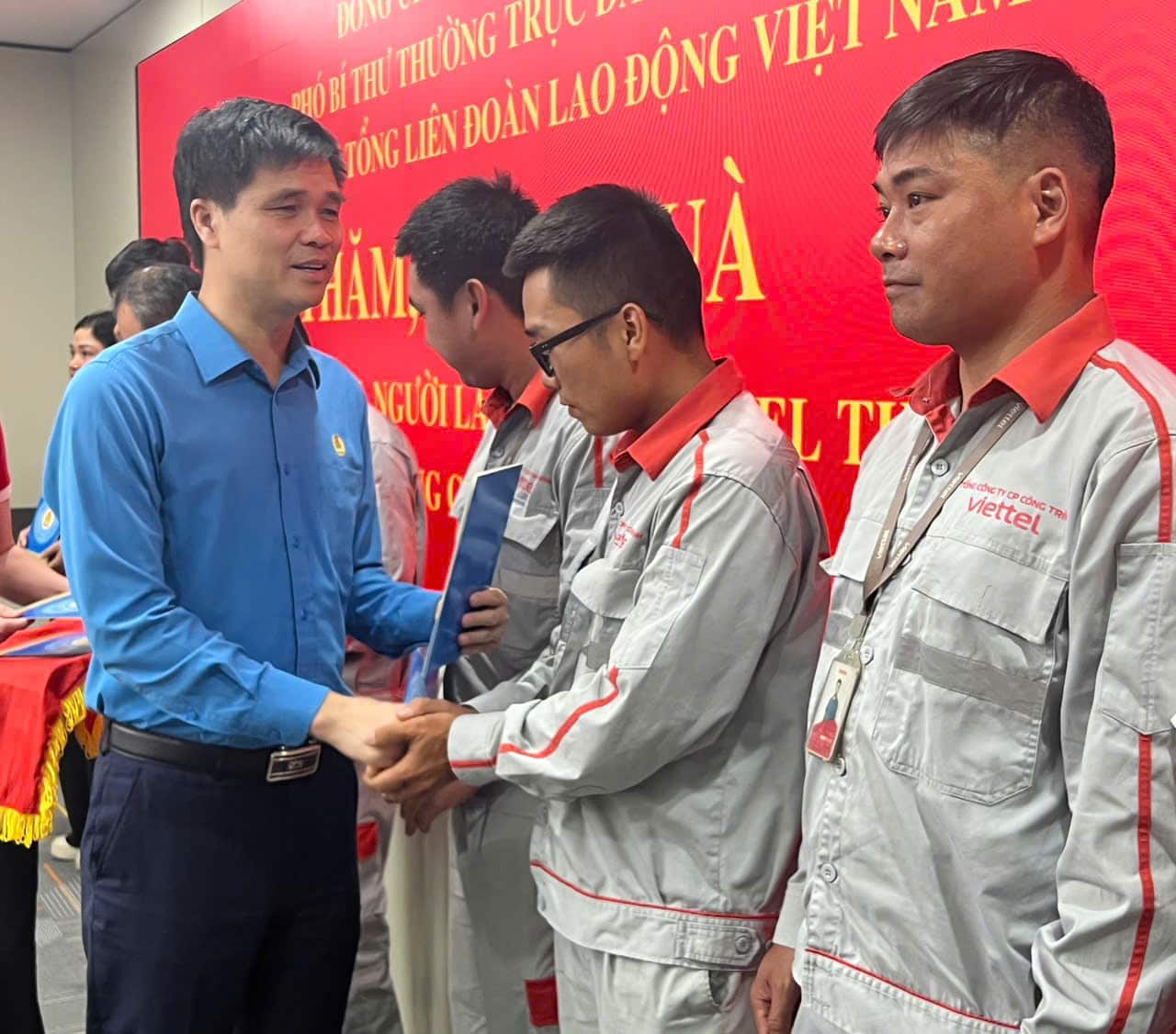 Ông Ngọ Duy Hiểu tặng quà cho người lao động của Viettel Thái Nguyên. Ảnh: Minh Hương.