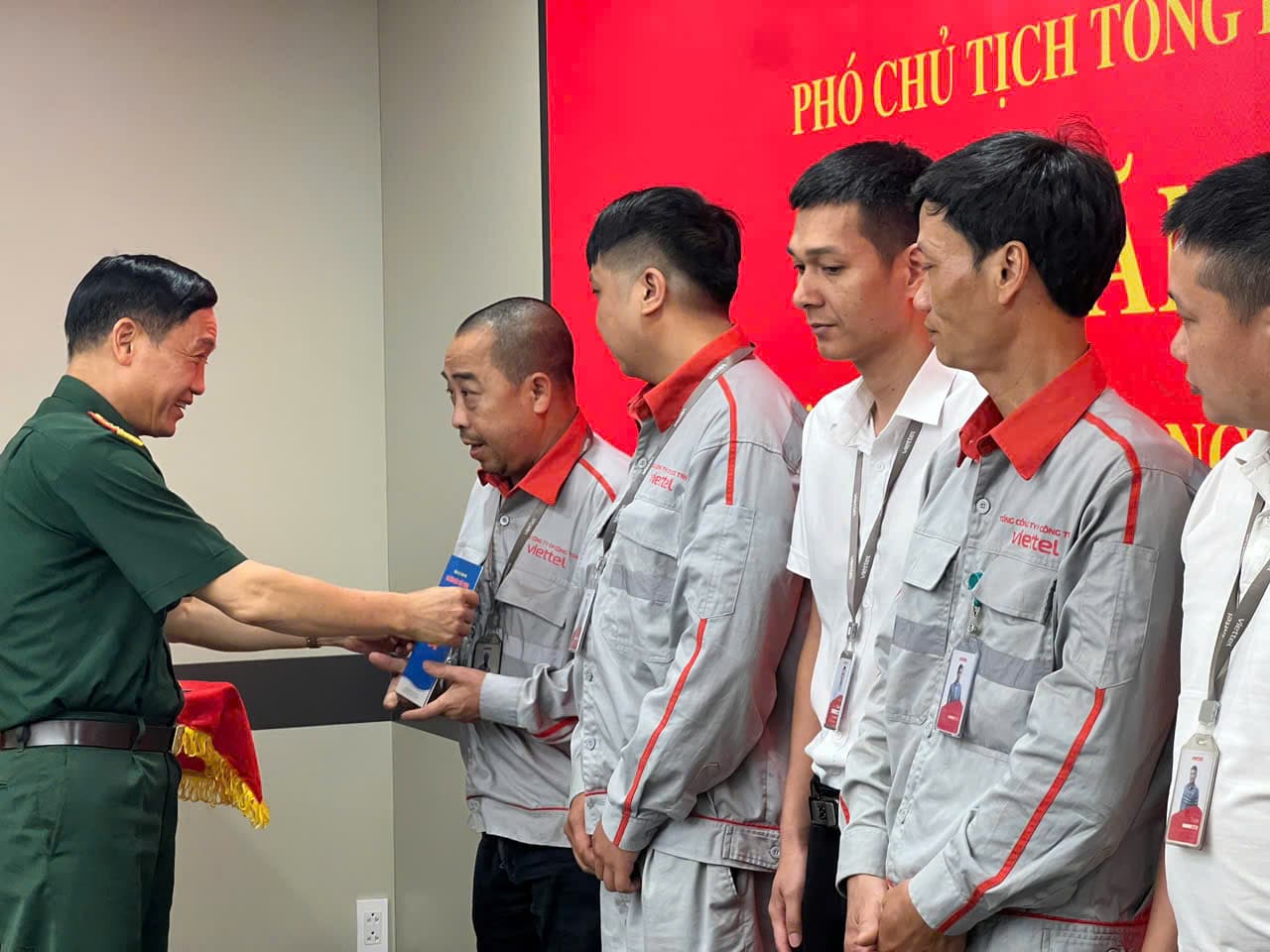 Trưởng ban Công đoàn Quốc phòng - Đại tá Nguyễn Văn Đề tặng quà cho người lao động Viettel Thái Nguyên. Ảnh: Minh Hương.