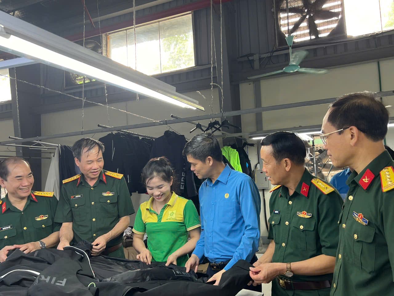 Đoàn công tác thăm hỏi, động viên người lao động trực tiếp tại xưởng may của Công ty TNHH MTV X20 Thái Nguyên. Ảnh: Minh Hương.
