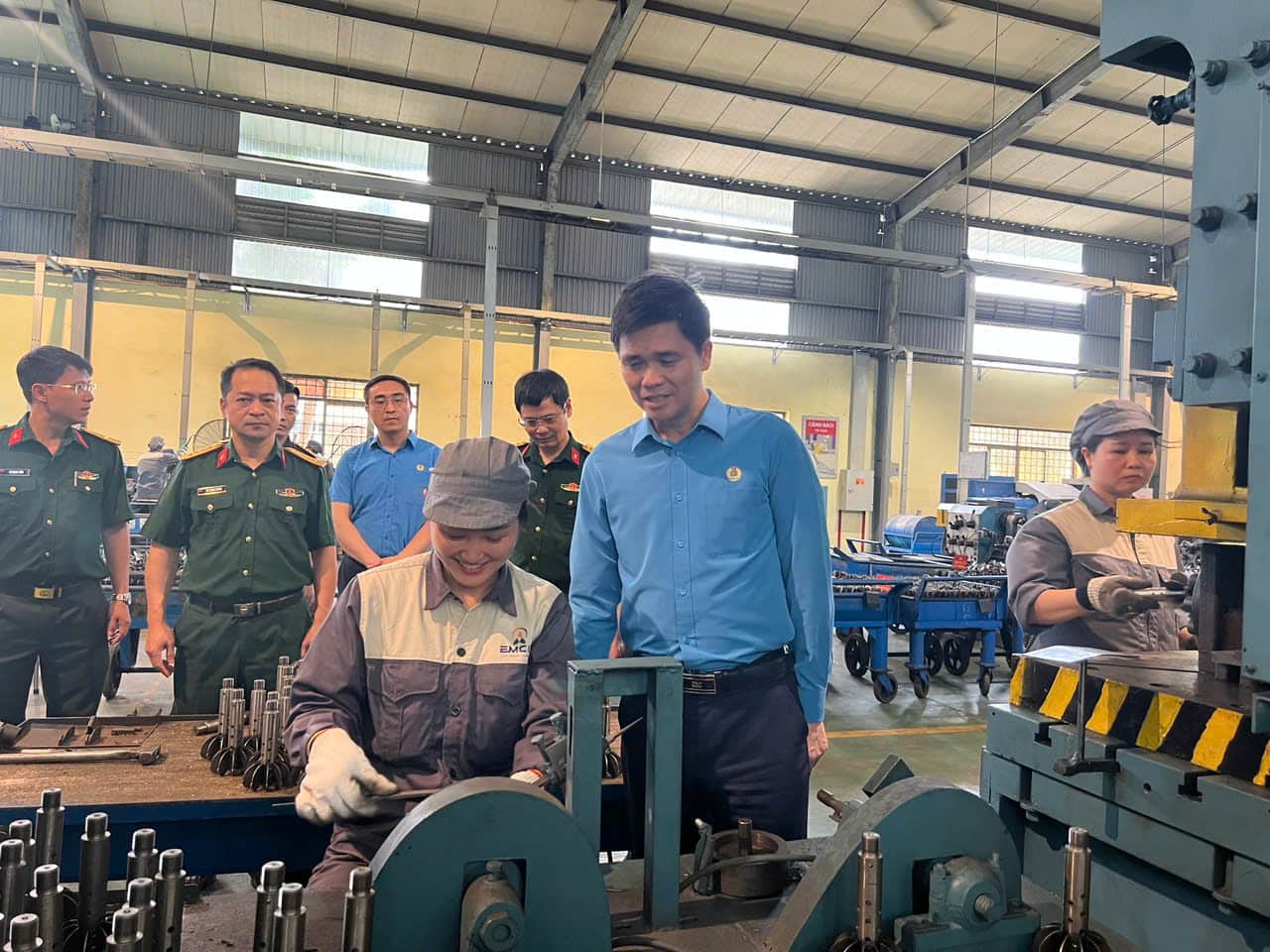 Ông Ngọ Duy Hiểu và đoàn công tác trực tiếp thăm hỏi, động viên, tặng quà người lao động tại Nhà máy Z115. Ảnh: Minh Hương.
