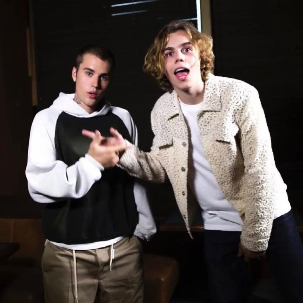 Justin Bieber và The Kid Laroi tạo nên bản hit “Stay” năm 2021. Ảnh: MV Stay