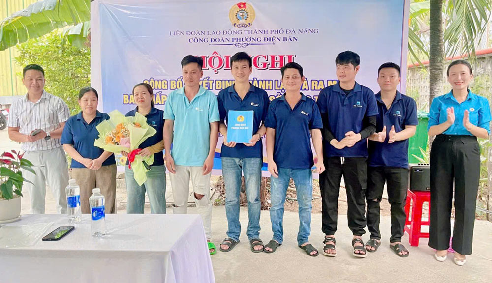 El Sindicato del barrio de Điện Bàn, ciudad de Đà Nẵng, presenta un nuevo sindicato de base con 39 miembros. Foto: Sindicato de Điện Bàn