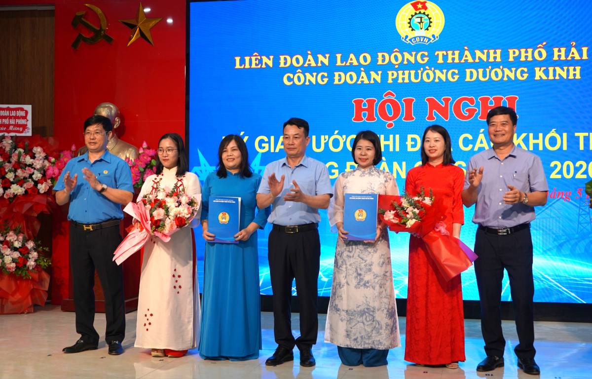 Đại diện lãnh đạo LĐLĐ TP Hải Phòng, Đảng ủy phường, Công đoàn phường Dương Kinh trao quyết định, tặng hoa chúc mừng đại diện 2 khối thi đua. Ảnh: Mai Dung