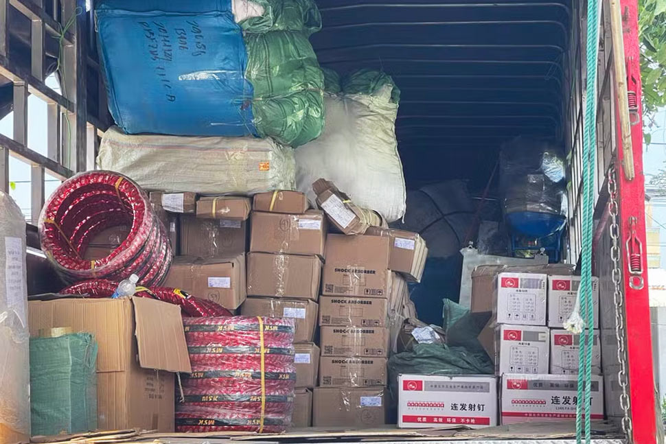 Lực lượng chức năng tỉnh Gia Lai phát hiện xe tải vận chuyển hơn 4.000 sản phẩm không rõ nguồn gốc xuất xứ. Ảnh: CSGT