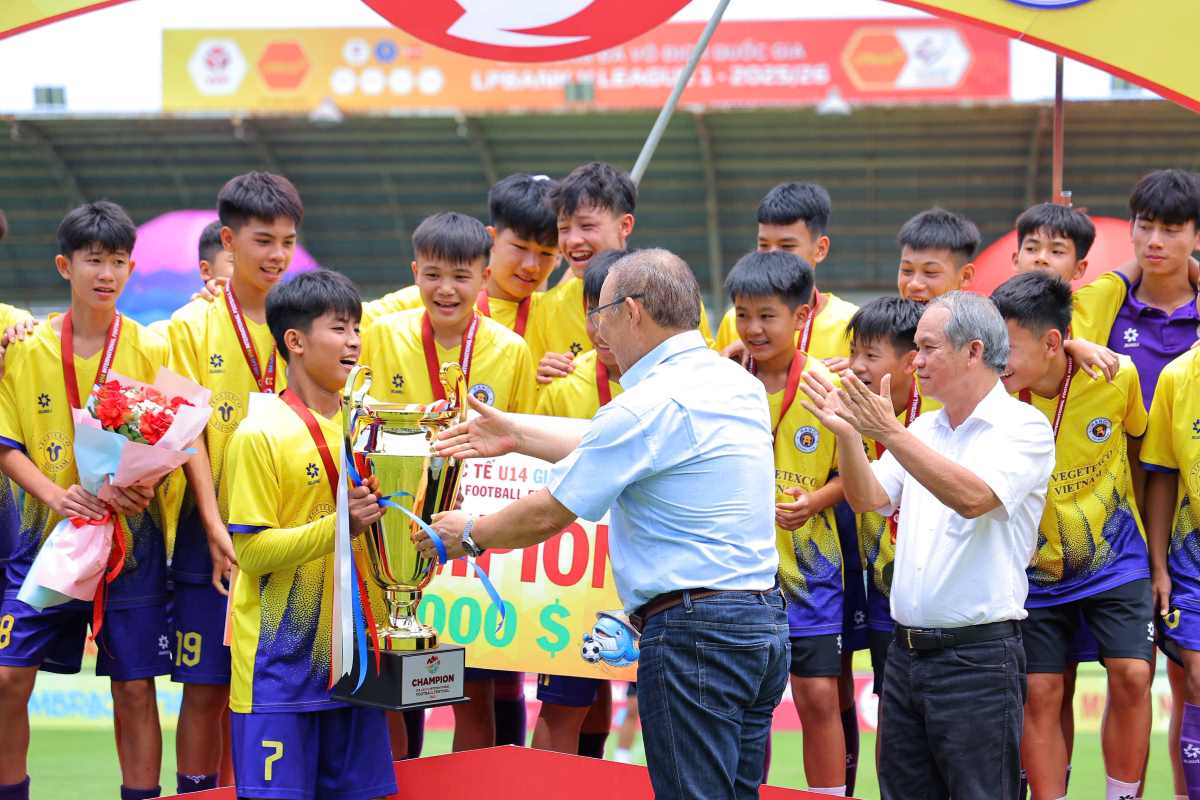 Huấn luyện viên Park Hang-seo và bầu Đức trao chức vô địch Festival bóng đá trẻ tại Gia Lai cho đội U14 Hà Nội. Ảnh: Hoàng Tùng