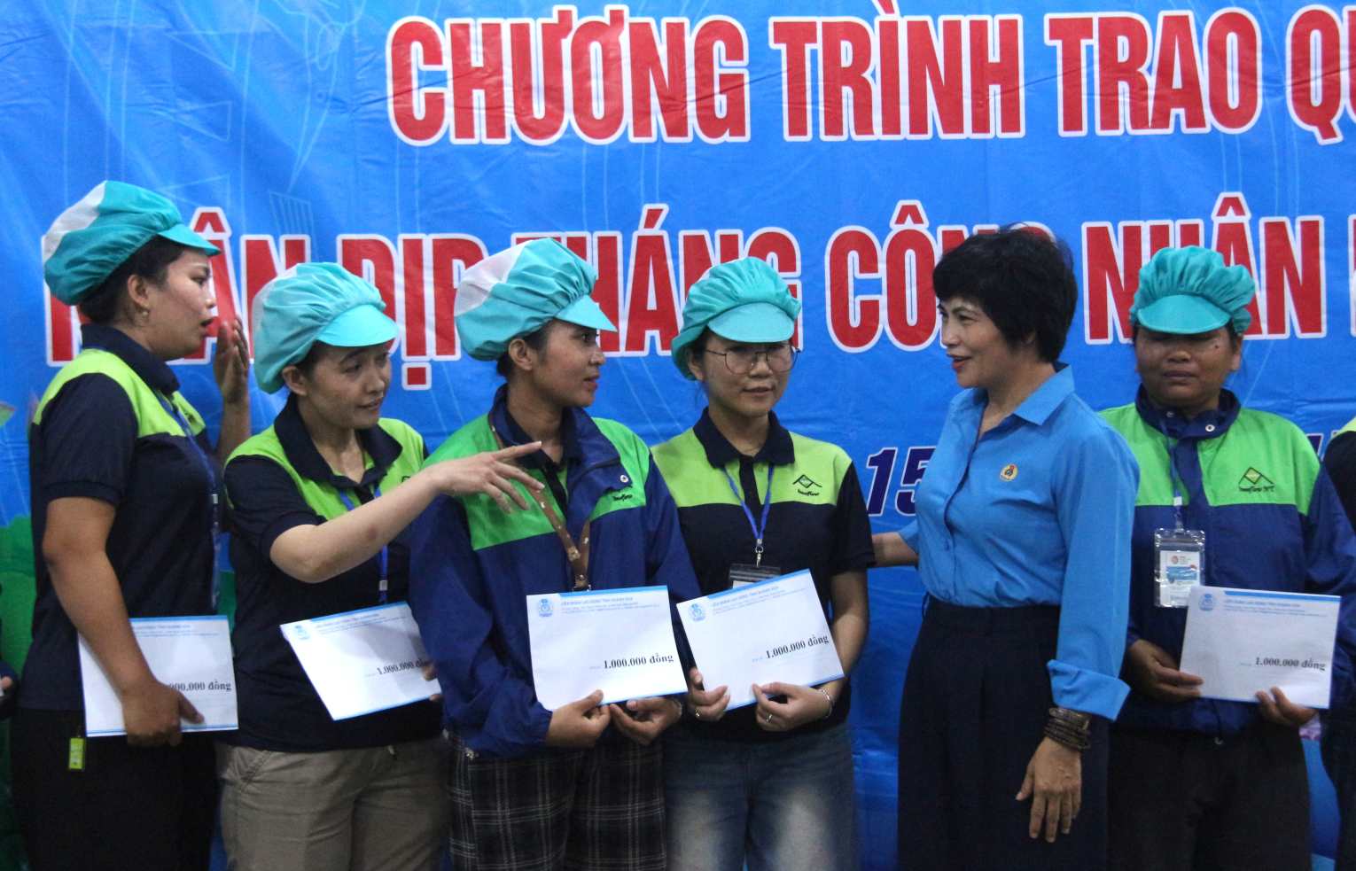 Leaders of the Khanh Hoa Provincial Labor Federation present trade union gifts to support union members in Workers' Month. Photo: Phuong Linh